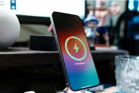 新邵苹果15换屏服务分享用什么充电器给iPhone15充电更好 